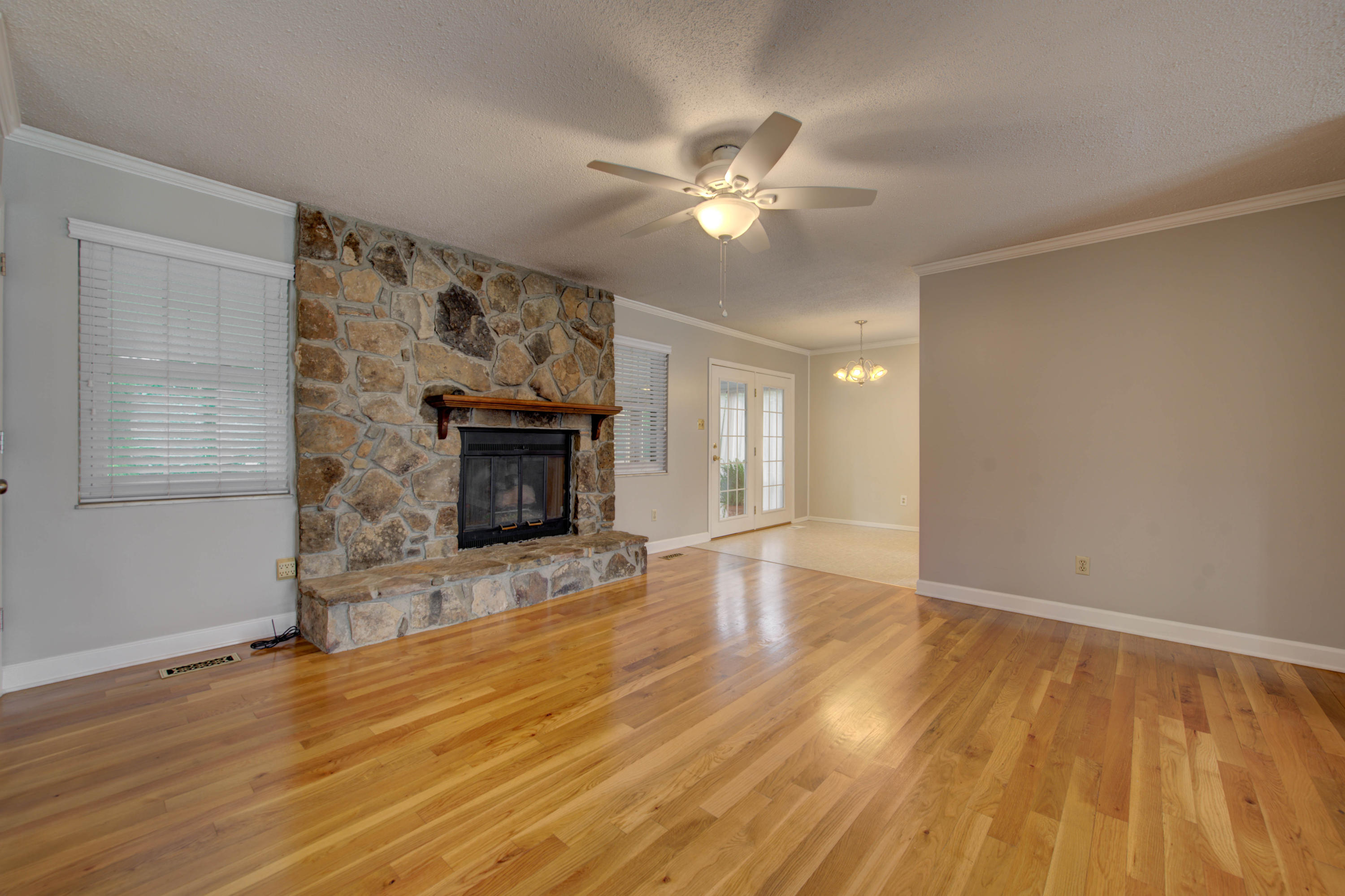 102 Carson Lane Oak Ridge, TN 37830 - Photo 12 of 36 LR-Eat-in kitchen