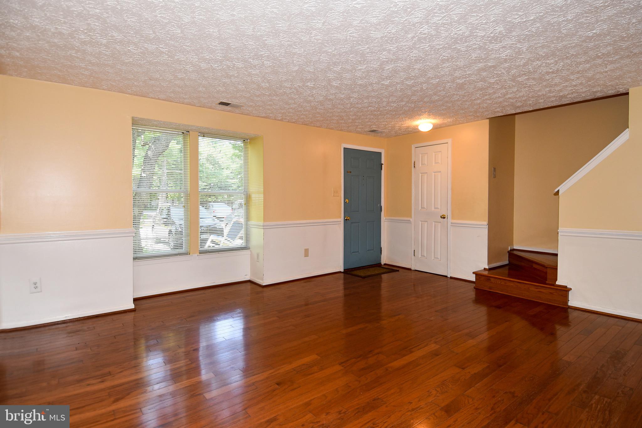 6999 Villa-Del-Rey Court Springfield, VA 22150 - Photo 3 of 34 Living Room