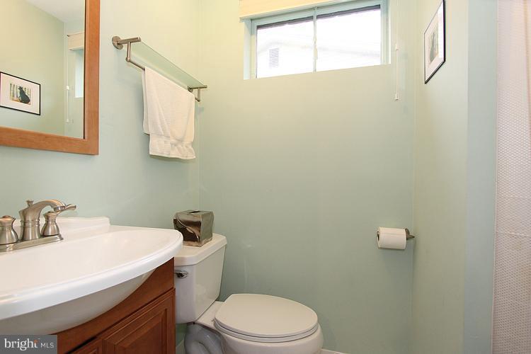 11211 Troy Road Rockville, MD 20852 - Photo 3 of 30 Bath