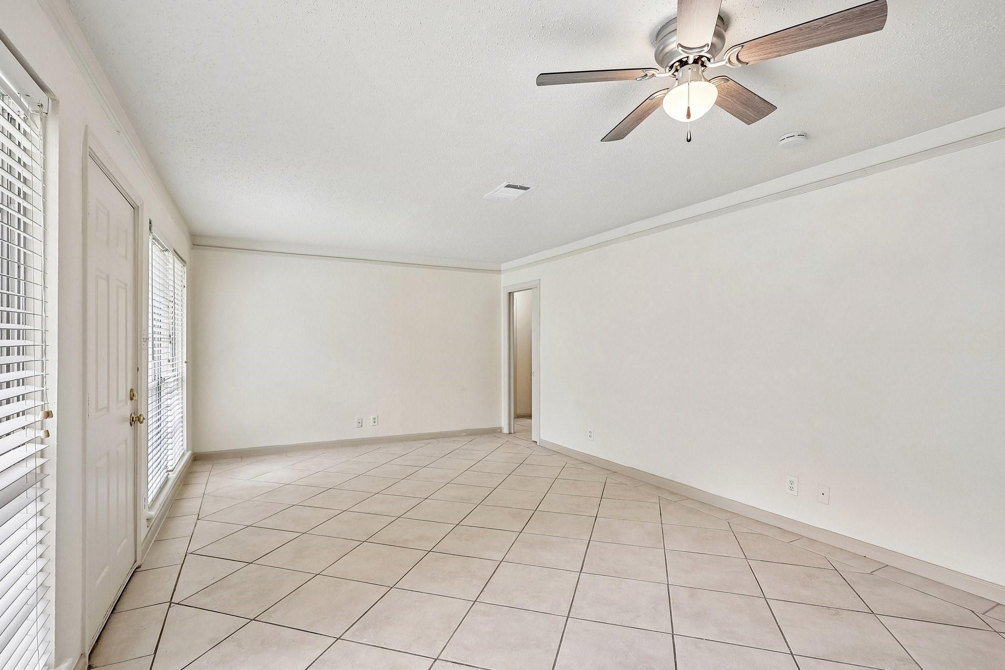 6401 Rowan Lane Houston, TX 77074 - Photo 4 of 21
