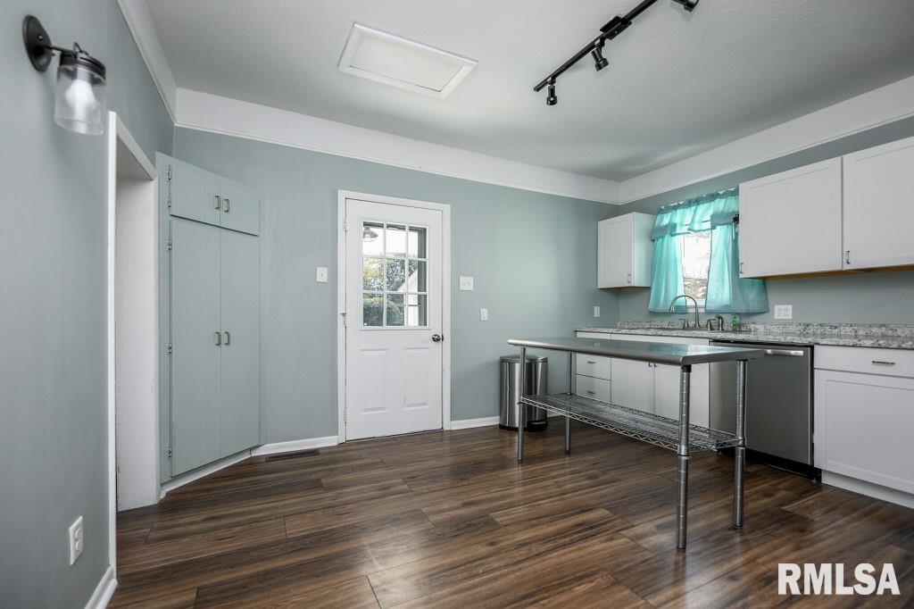 605 3rd Street Lincoln, IL 62656 - Photo 9 of 24 Gallery Image 9