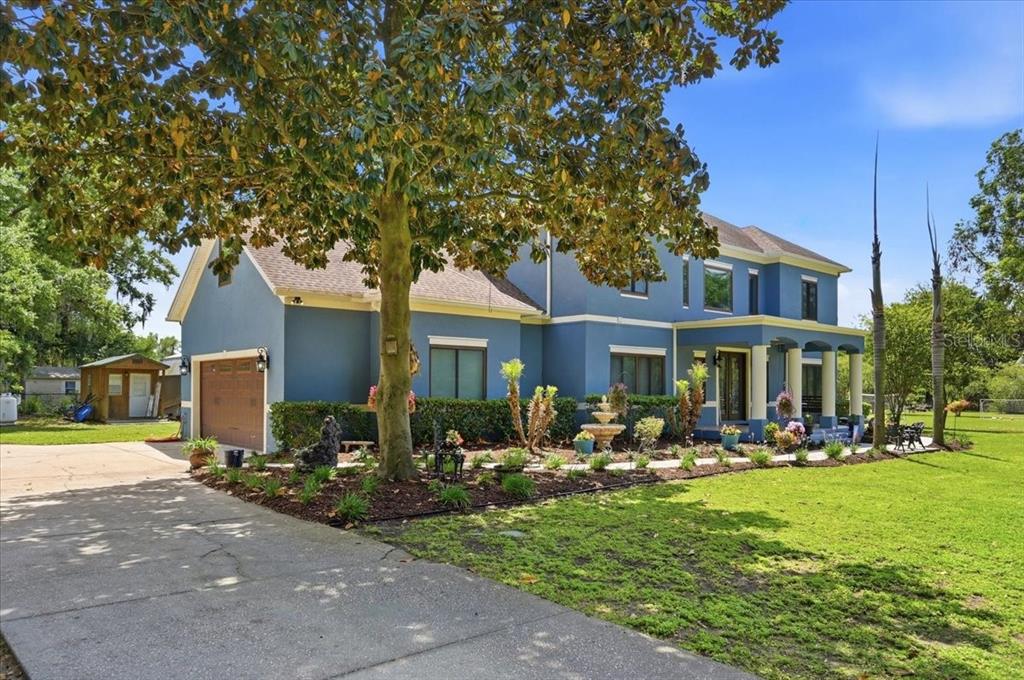 3943 West Campbell Road Lakeland, FL 33810 - Photo 6 of 95 a front view of a house with garden