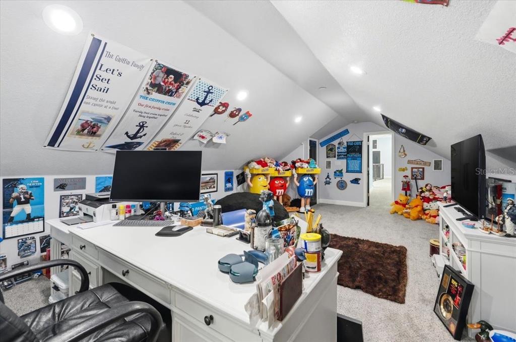 3943 West Campbell Road Lakeland, FL 33810 - Photo 83 of 95 a room with furniture and a flat screen tv