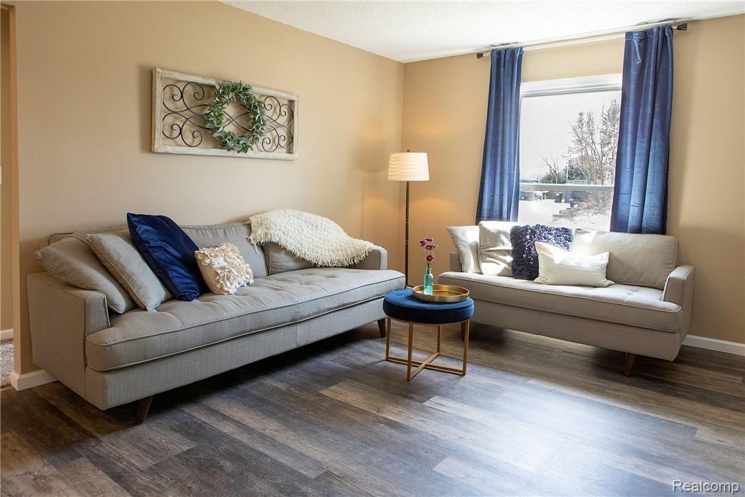 9853 Hilton Road Brighton, MI 48114 - Photo 3 of 20 Living Room