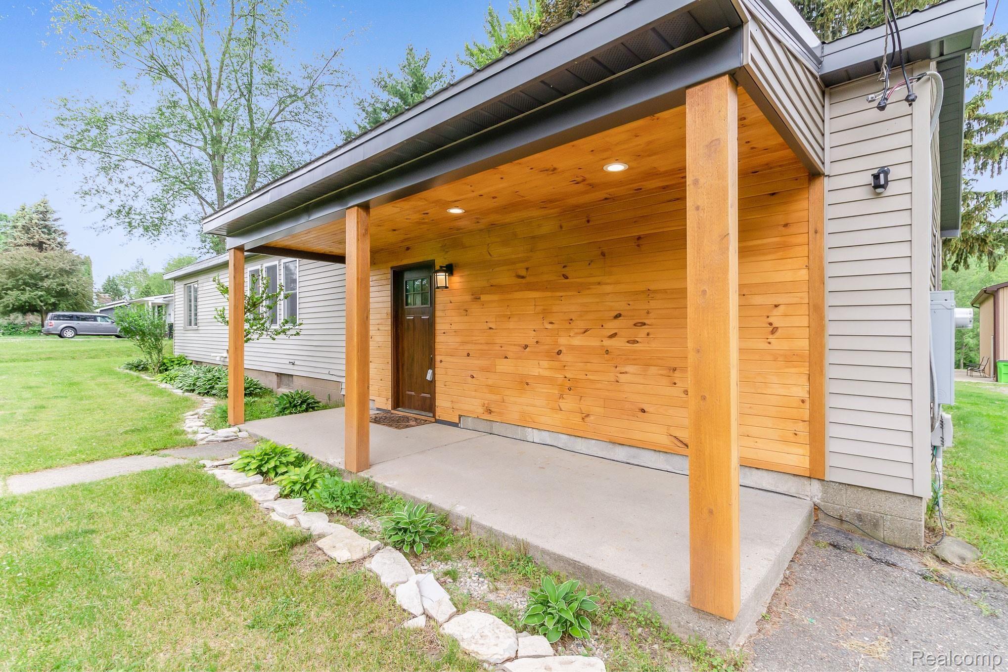 3660 County Farm Road Howell, MI 48843 - Photo 14 of 32 3660 covered porch.jpg