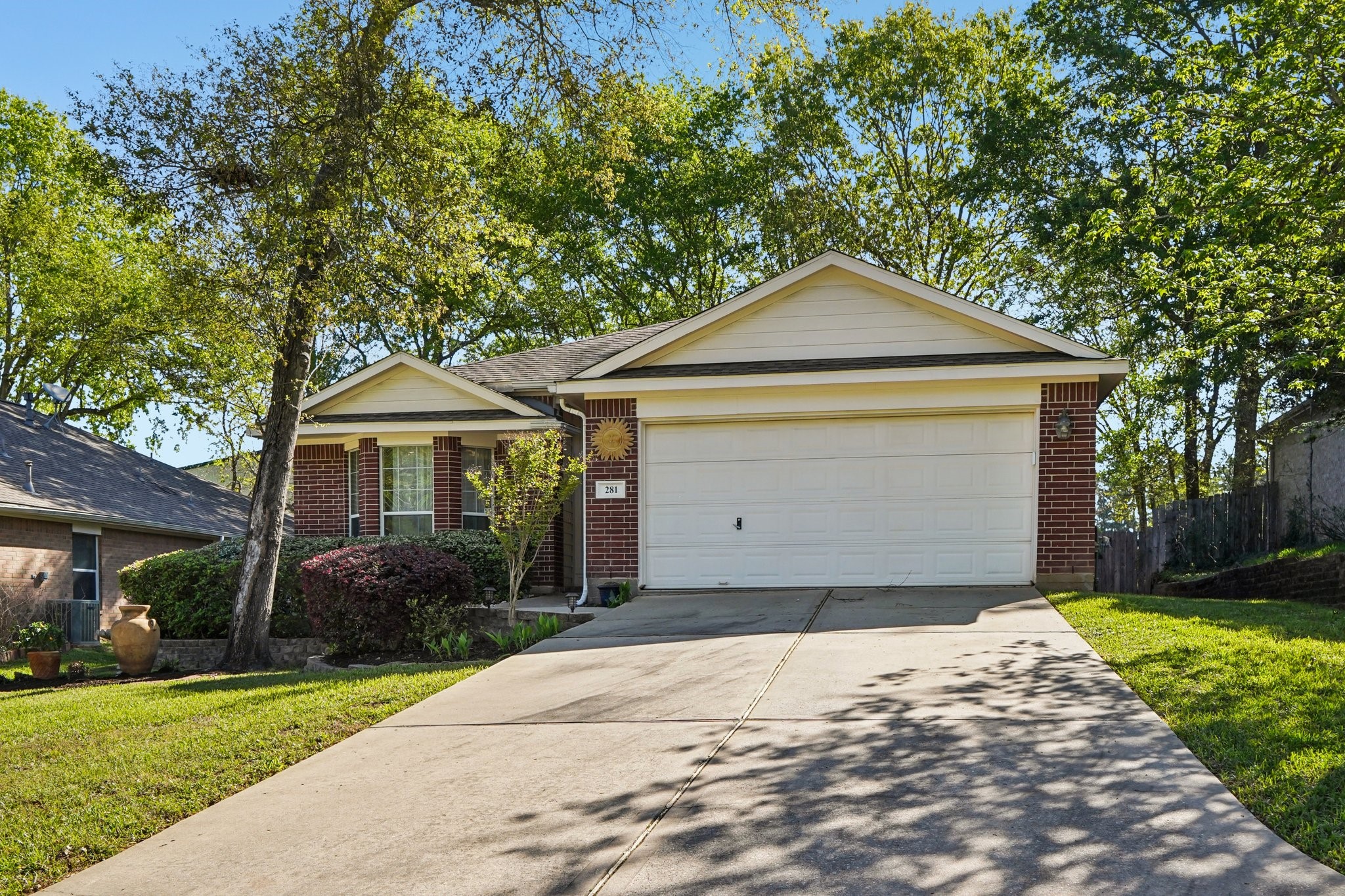 281 Mesa View Conroe, TX 77316 - Photo 2 of 38