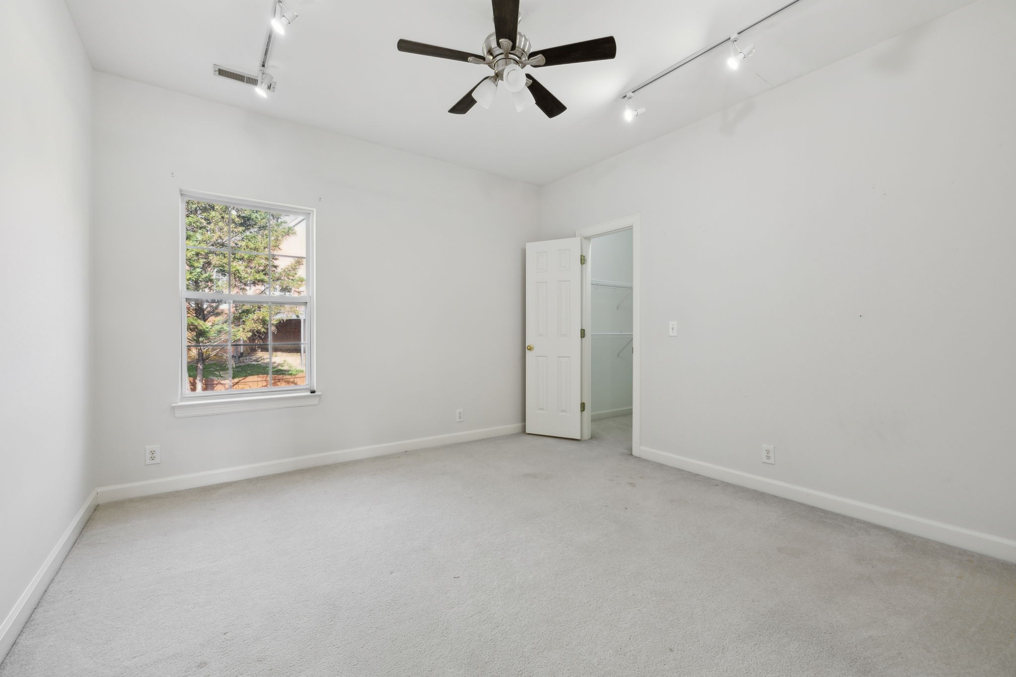 8012 Poplarwood Road Nashville, TN 37221 - Photo 29 of 32 en empty room with windows and ceiling fan