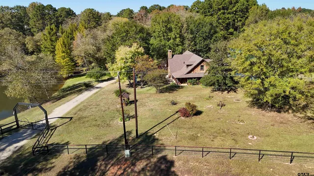 a picture of lake view