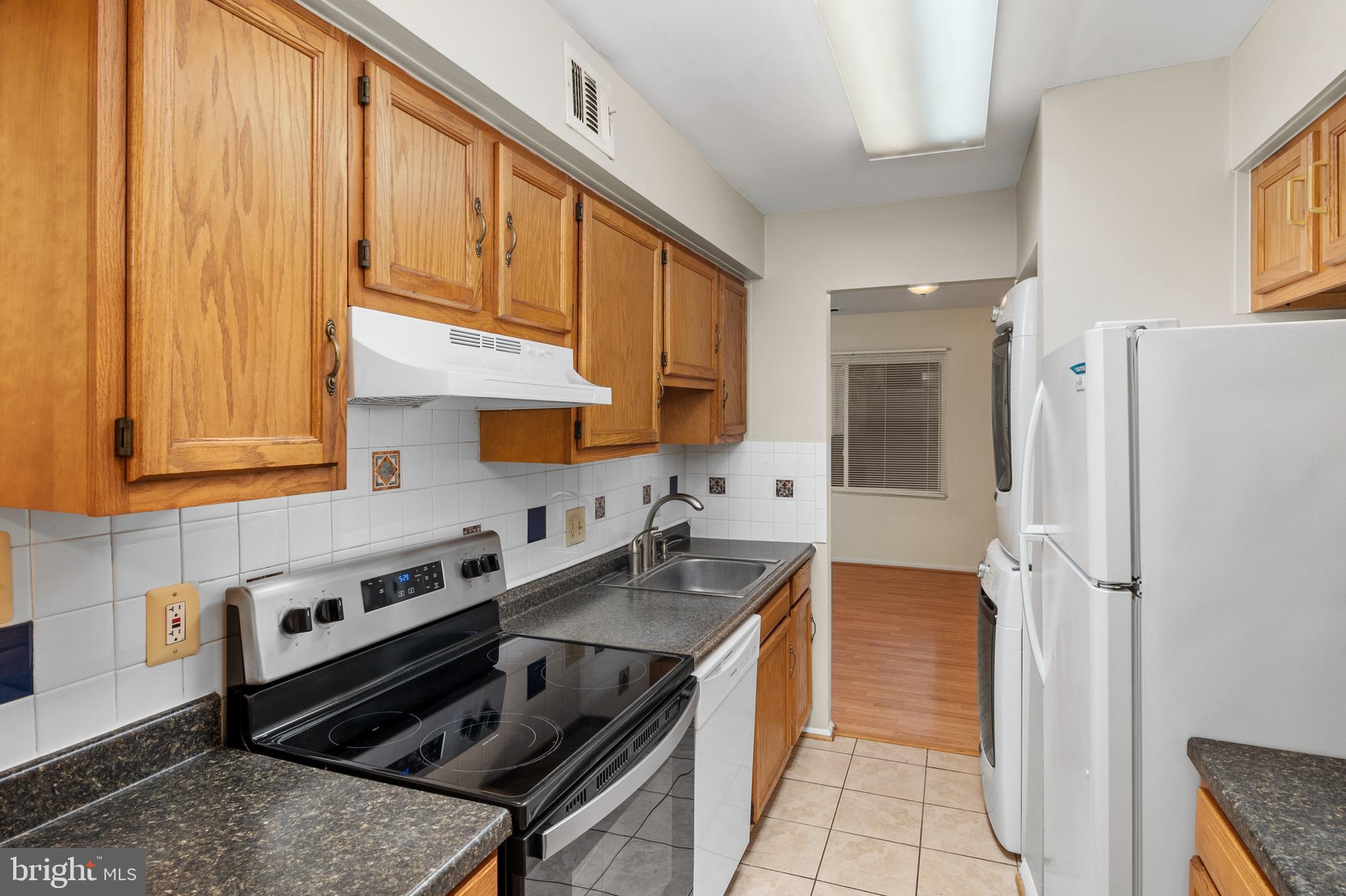 17500 Hoskinson Road Poolesville, MD 20837 - Photo 5 of 32 a kitchen with stainless steel appliances a stove a sink and a refrigerator