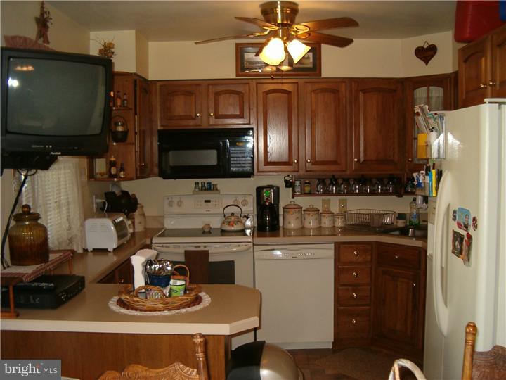36 Cardinal Road Levittown, PA 19057 - Photo 4 of 19 Kitchen