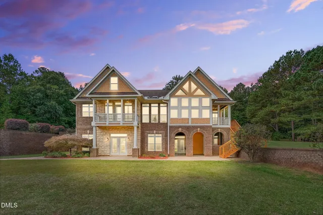 a view of a house with backyard and garden