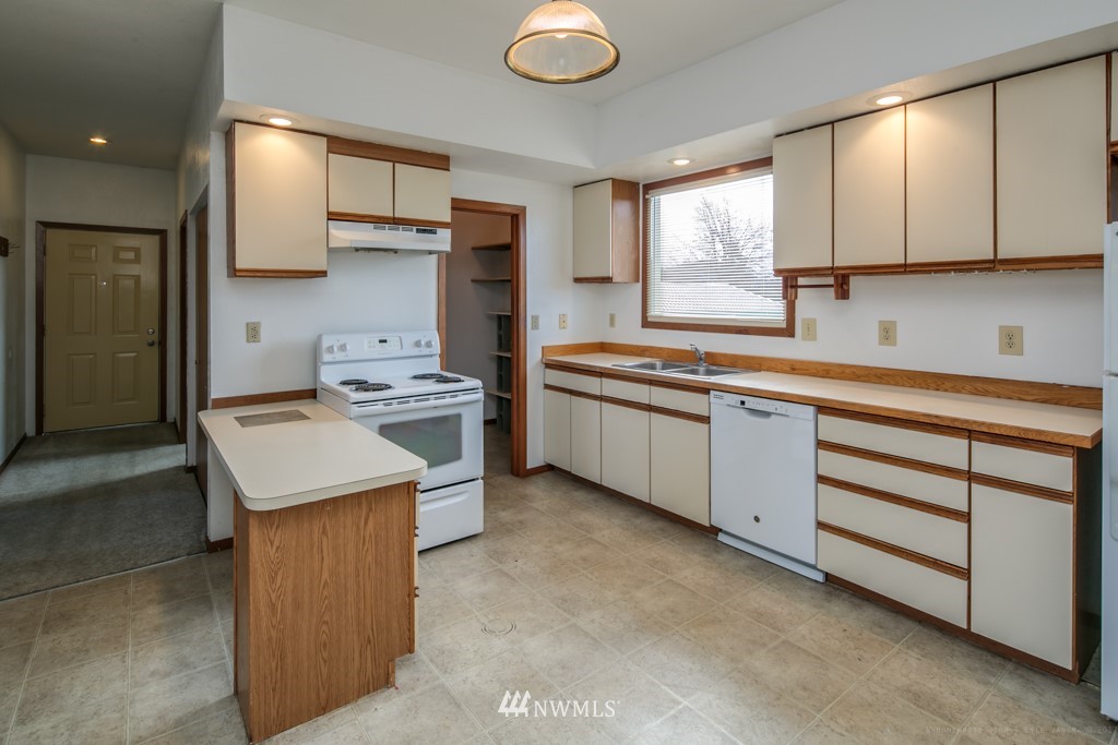 2422 E Street Bellingham, WA 98225 - Photo 4 of 15 a kitchen that has a sink and a stove in it