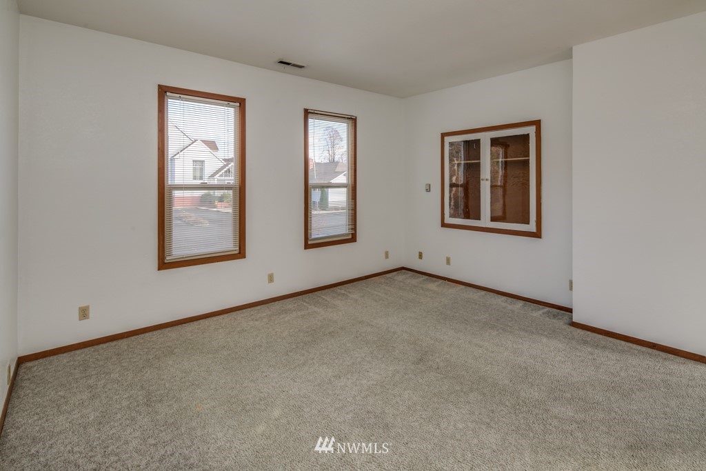 2422 E Street Bellingham, WA 98225 - Photo 7 of 15 an empty room with windows