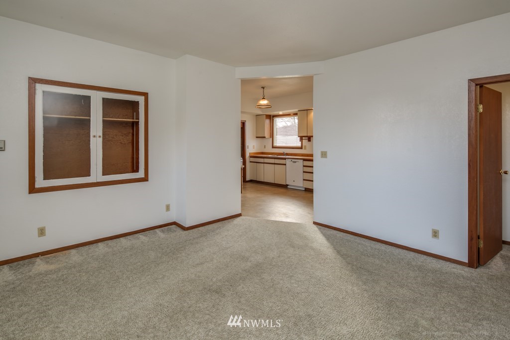 2422 E Street Bellingham, WA 98225 - Photo 8 of 15 a view of an empty room with a window