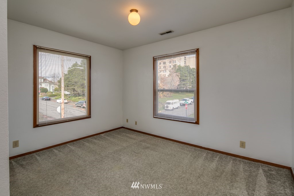 2422 E Street Bellingham, WA 98225 - Photo 9 of 15 an empty room with windows