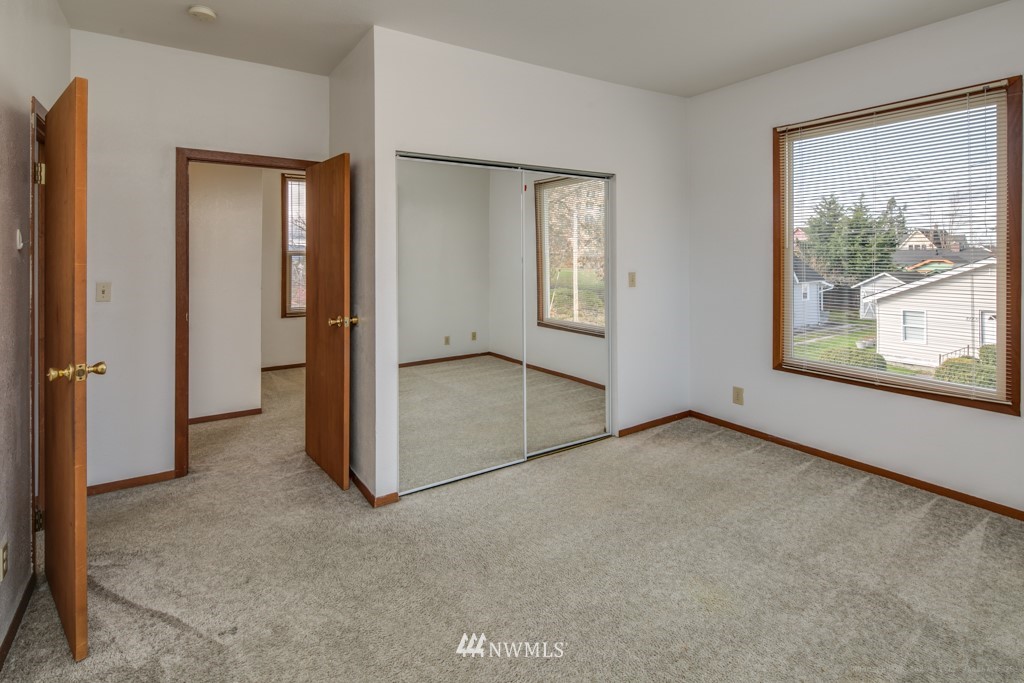 2422 E Street Bellingham, WA 98225 - Photo 10 of 15 an empty room with windows and closet