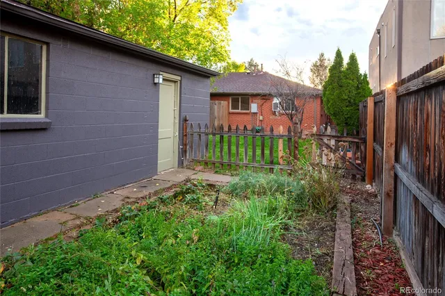 a view of a back yard of the house
