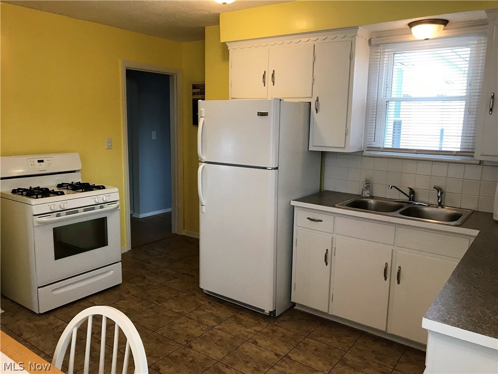 8219 Snow Road Parma, OH 44129 - Photo 5 of 22 Large eat-in kitchen with all appliances included.