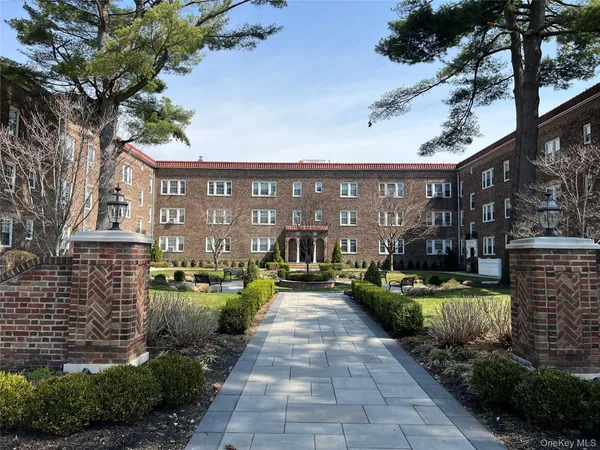 $3,950 | 180 Hilton Avenue, Unit A3, Hempstead, NY 11550