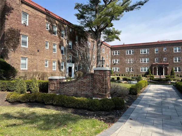 $3,950 | 180 Hilton Avenue, Unit A3, Hempstead, NY 11550
