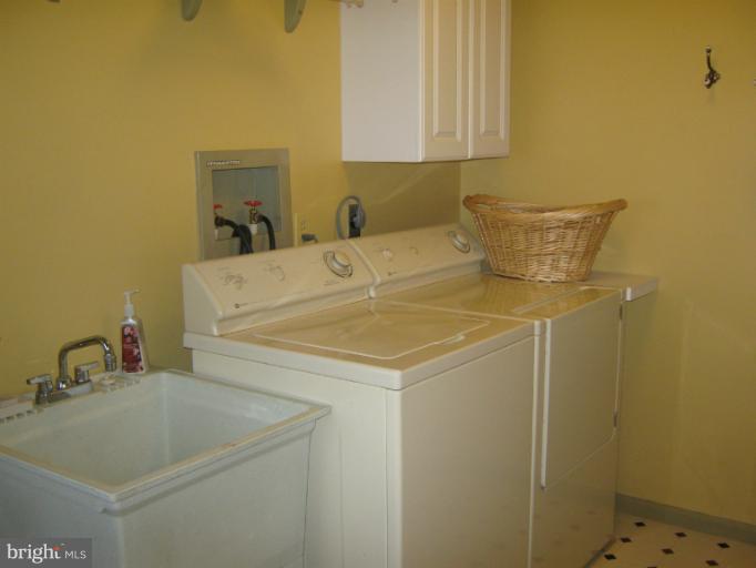 17203 Clarksridge Road Leesburg, VA 20176 - Photo 13 of 29 Laundry Room