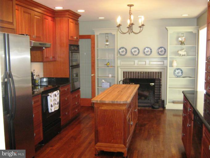 17203 Clarksridge Road Leesburg, VA 20176 - Photo 8 of 29 Beautiful wood cabinets & fireplace