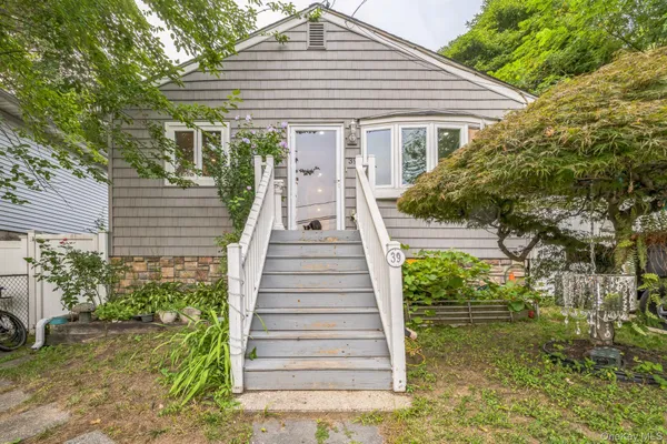 a view of a house with backyard and trees
