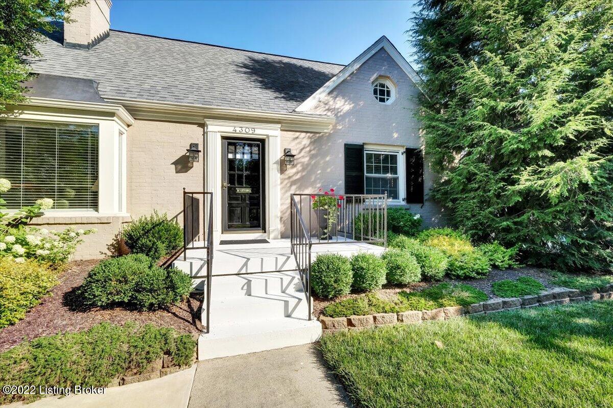 4309 Winchester Road Louisville, KY 40207 - Photo 4 of 39 Front porch