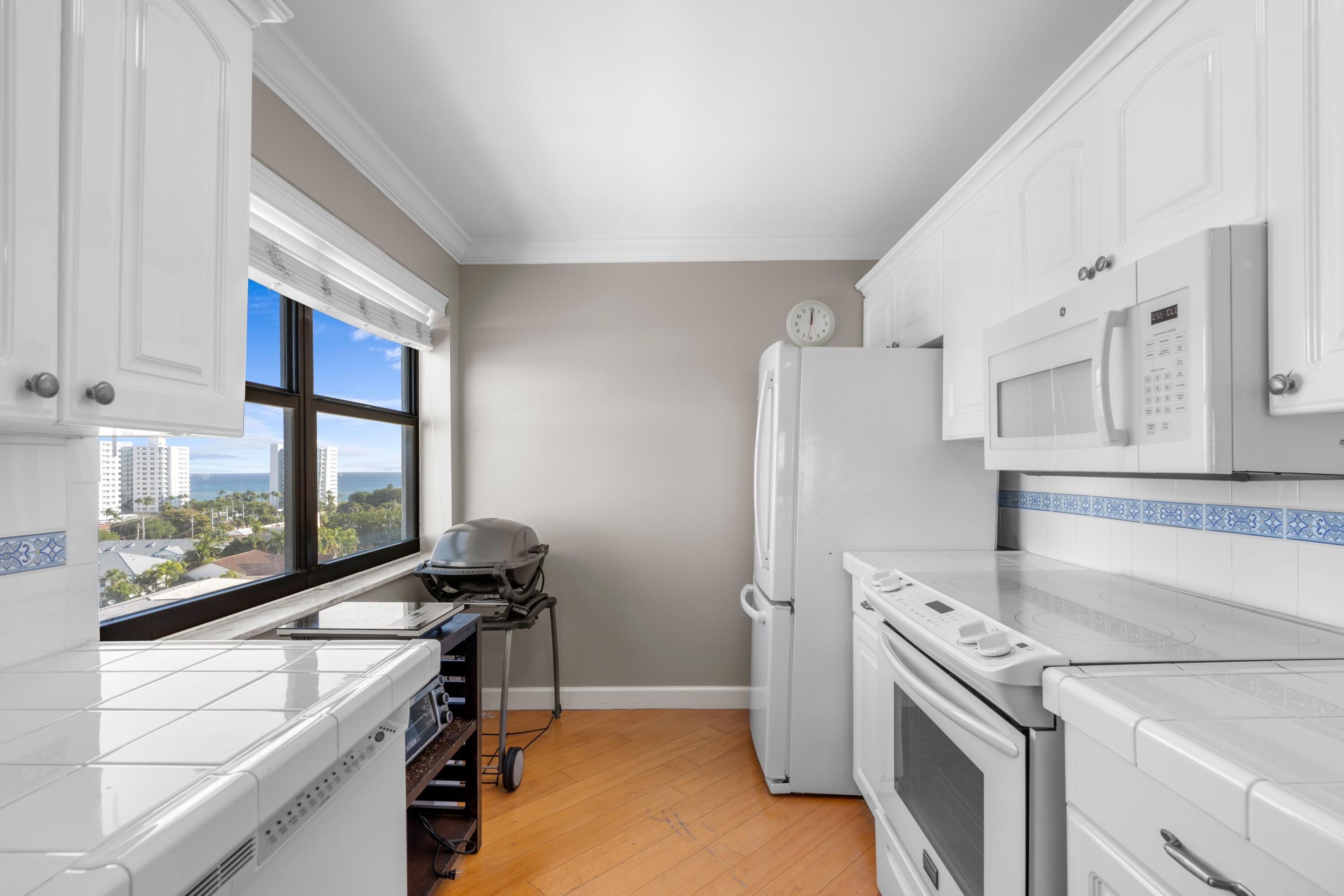 1401 North Riverside Drive, Unit 1007 Pompano Beach, FL 33062 - Photo 12 of 39 Kitchen