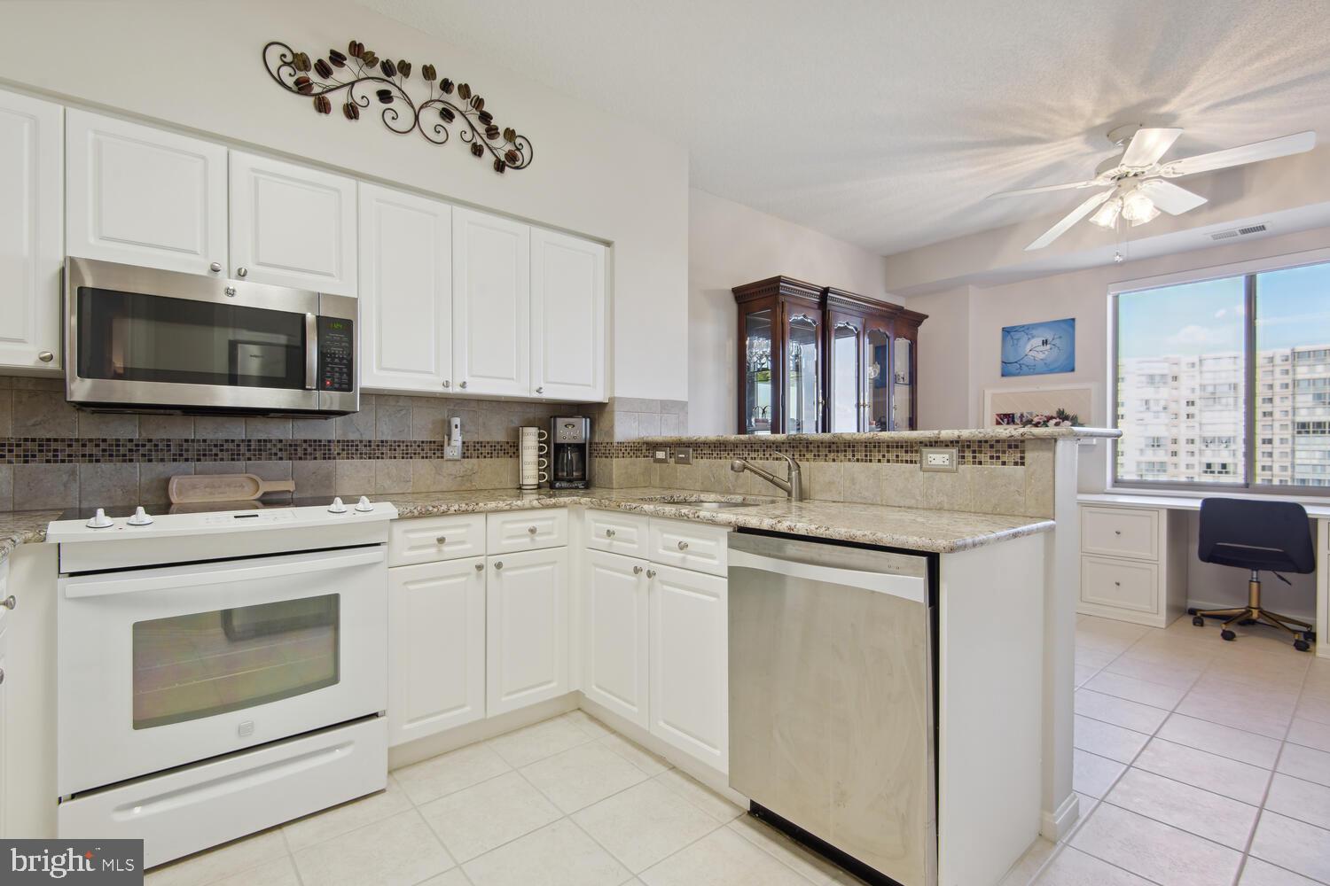 19375 Cypress Ridge Terrace, Unit 607 Leesburg, VA 20176 - Photo 13 of 30 Large gourmet kitchen, perfect for entertaining
