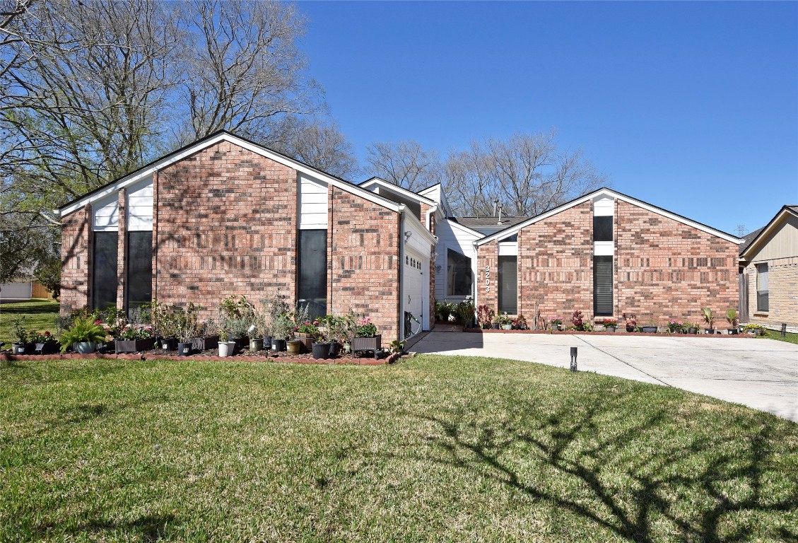 a view of a house with a yard