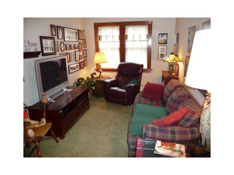 266 Cascade Road Forest Hills, PA 15221 - Photo 11 of 25 Family Room.