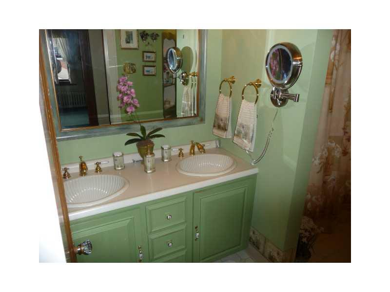 266 Cascade Road Forest Hills, PA 15221 - Photo 18 of 25 Full Bath.