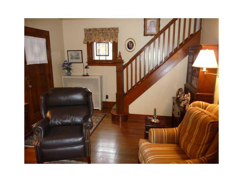 266 Cascade Road Forest Hills, PA 15221 - Photo 3 of 25 Living Room.