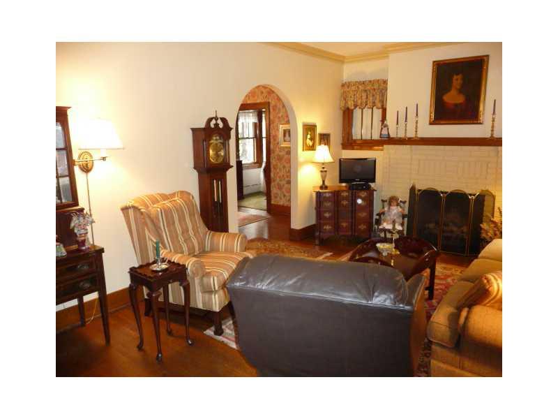 266 Cascade Road Forest Hills, PA 15221 - Photo 4 of 25 Living Room.