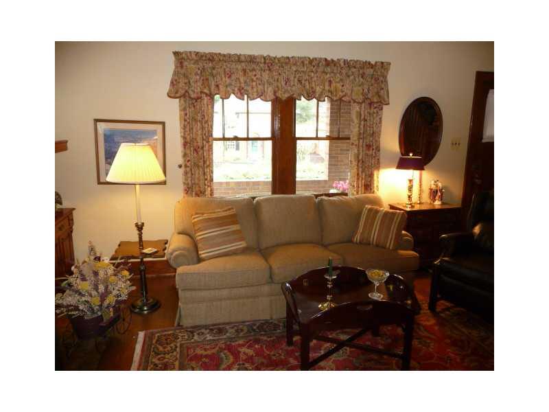 266 Cascade Road Forest Hills, PA 15221 - Photo 5 of 25 Living Room.