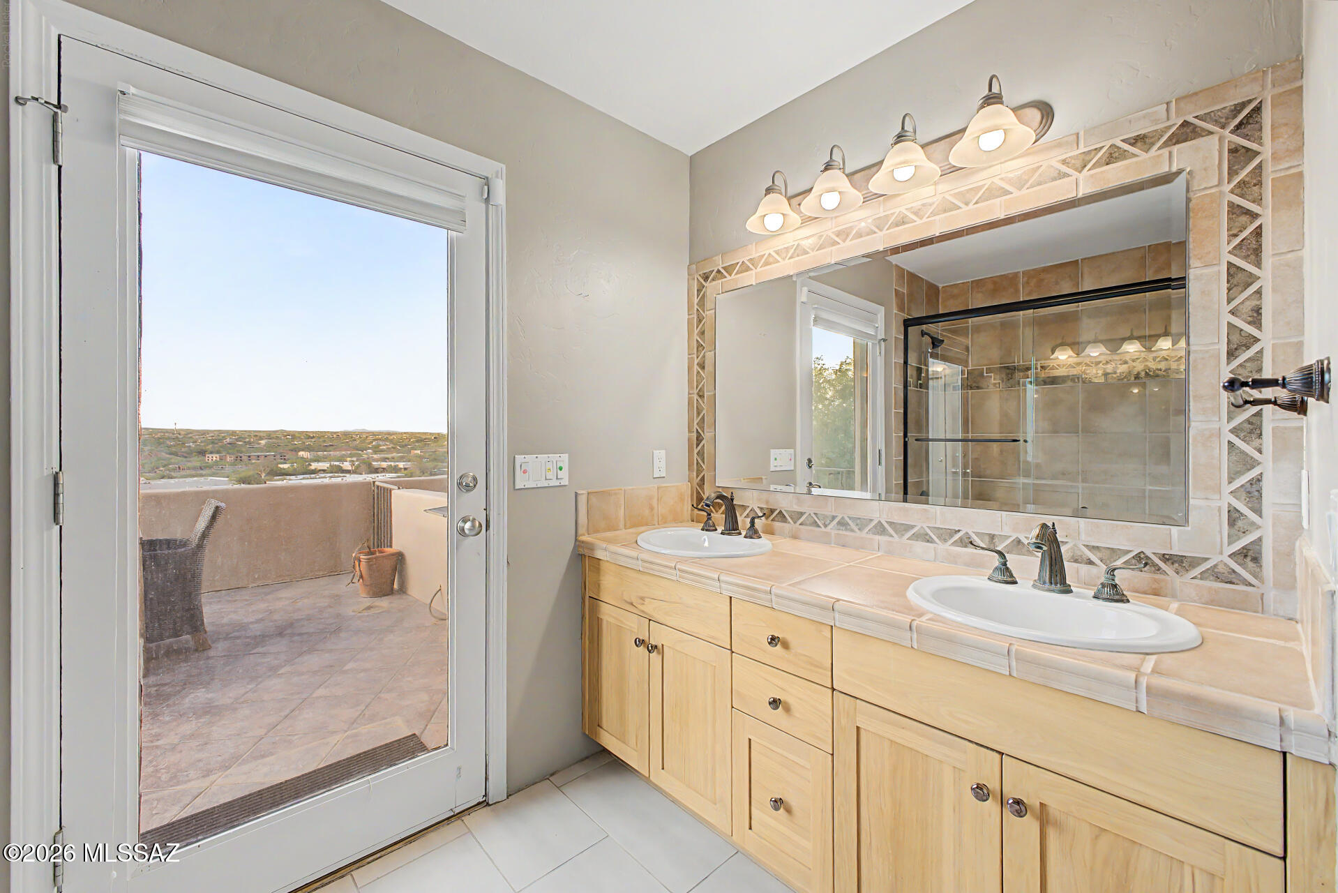 1751 East Buck Ridge Place Tucson, AZ 85737 - Photo 33 of 46 DOWNSTAIRS BATHROOM WITH TUB/SHOWER, 2 SINKS, ENTRANCE TO BACK YARD AND PATIO