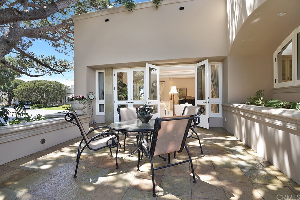 34 Smithcliffs Road Laguna Beach, CA 92651 - Photo 25 of 69 a dining room with furniture and window