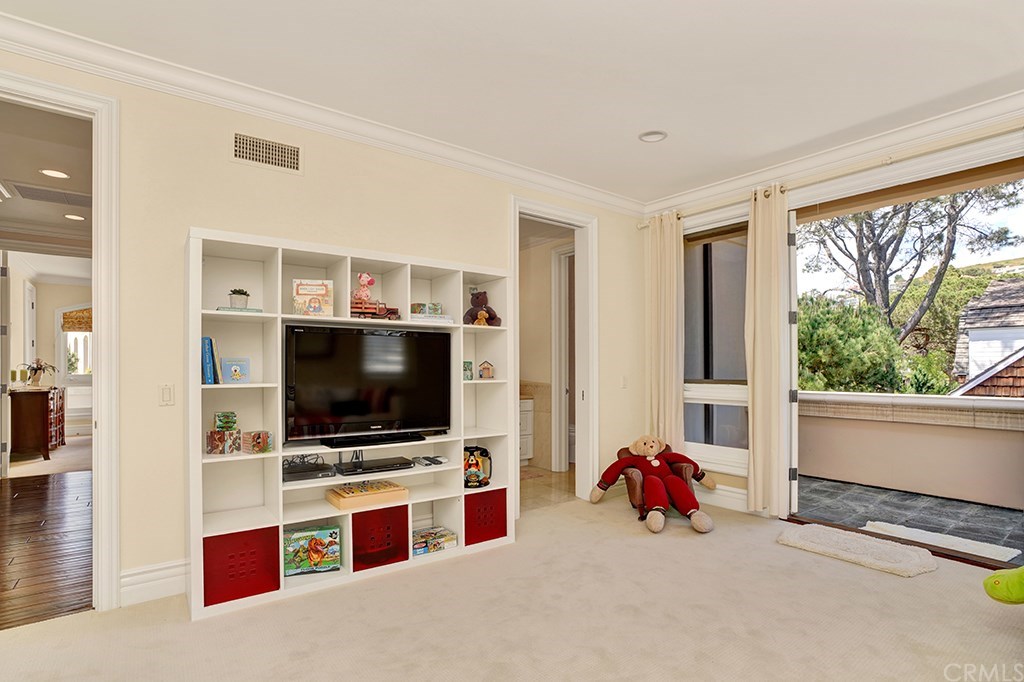34 Smithcliffs Road Laguna Beach, CA 92651 - Photo 63 of 69 a living room with furniture and a flat screen tv