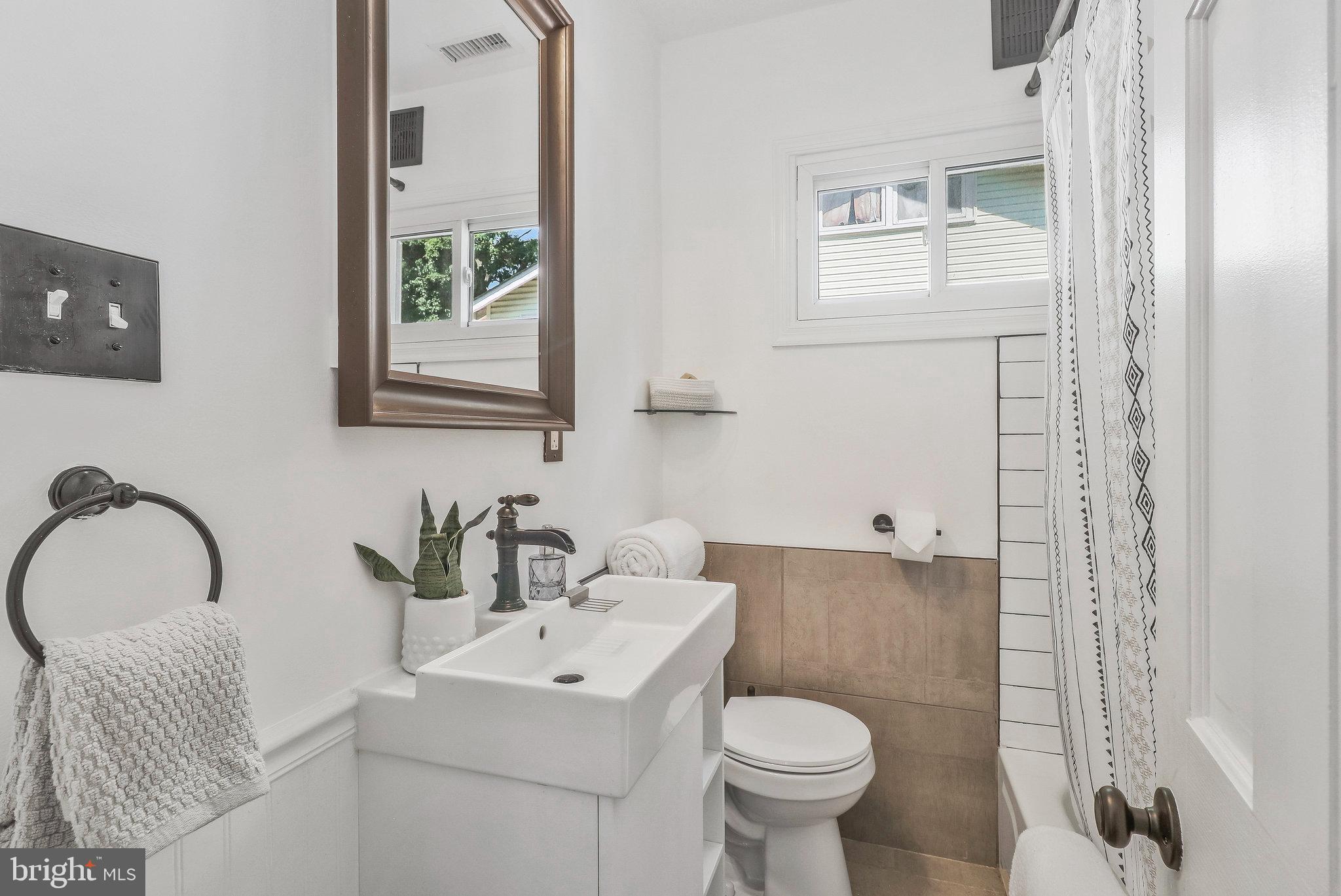 4101 Madison Street Hyattsville, MD 20781 - Photo 15 of 28 Full bathroom between the BRs.