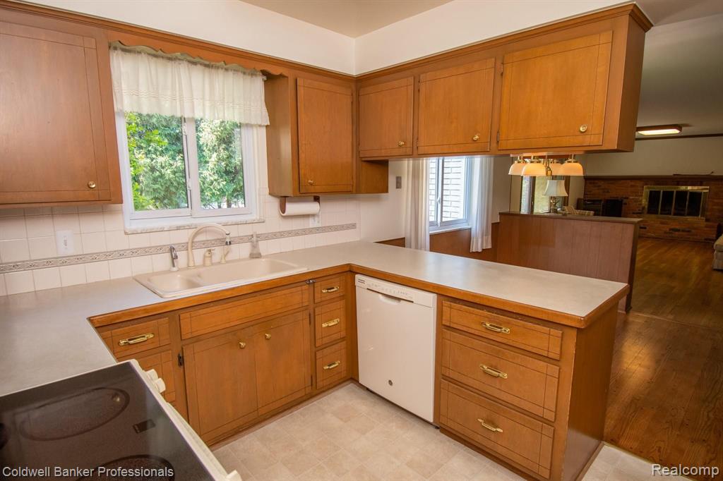 65 South Duval Road Grosse Pointe Shores, MI 48236 - Photo 10 of 40