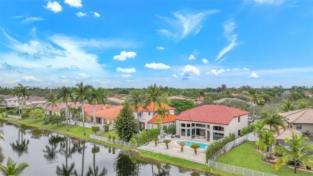 a view of houses with swimming pool and lake view
