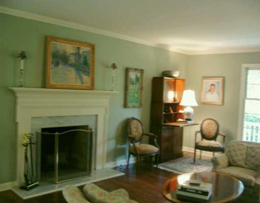 4 Worthington Road Pittsburgh, PA 15238 - Photo 3 of 8 Living Room.