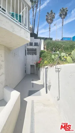 $1,850,000 | 25 South 15th Place, Unit 101, Long Beach, CA 90802