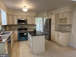 $600,000 | 76 Woodstone Lane, Villanova, PA 19085