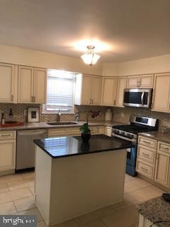 $600,000 | 76 Woodstone Lane, Villanova, PA 19085