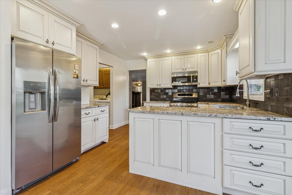 417 River Bluff Circle Naperville, IL 60540 - Photo 8 of 20 a kitchen with stainless steel appliances granite countertop a refrigerator a stove and a sink