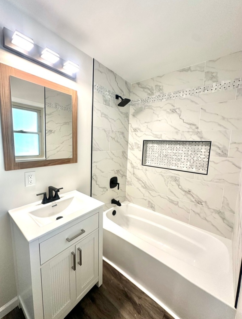 906 West Walnut Street Kankakee, IL 60901 - Photo 8 of 14 a bathroom with a sink and a bathtub