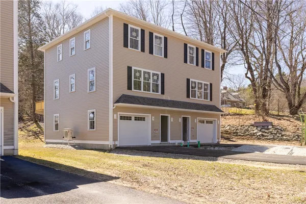 $435,000 | 40 Farnum Pike, Unit 3, Smithfield, RI 02917