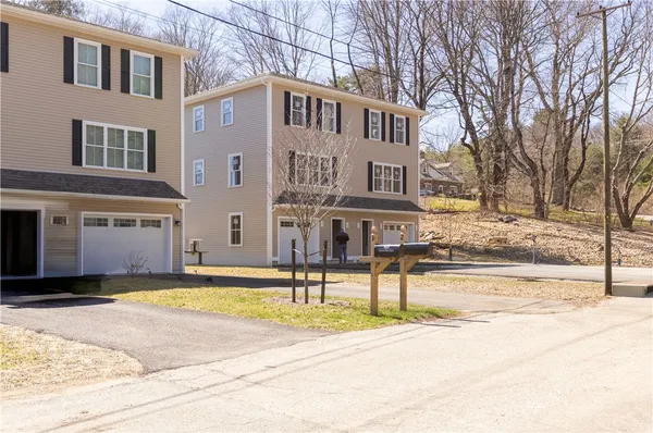 $435,000 | 40 Farnum Pike, Unit 3, Smithfield, RI 02917